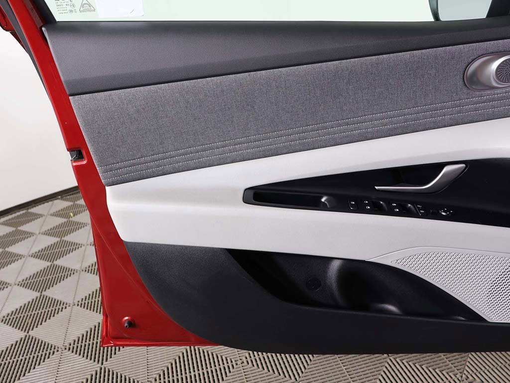 Certified 2025 Hyundai Elantra Limited image 23