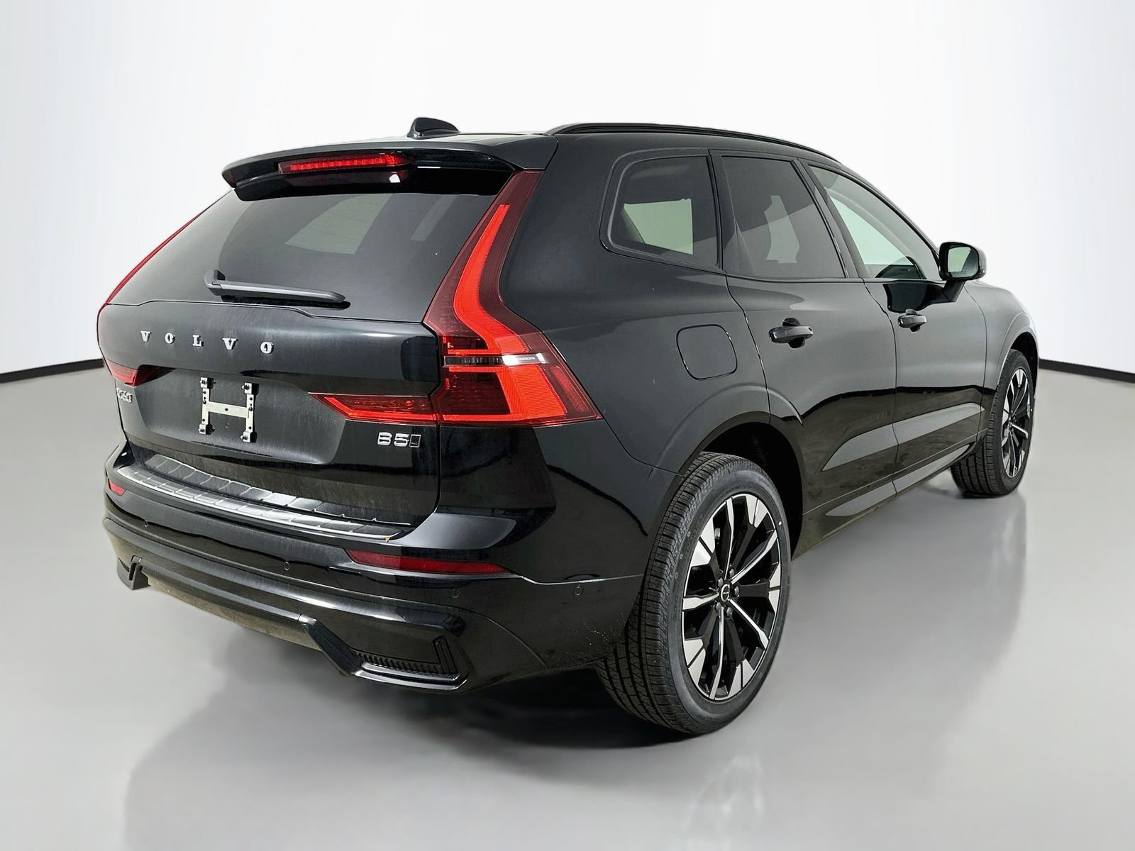 New 2026 Volvo XC60 B5 Plus w/ Protection Package Premier AWD/4WD image 5