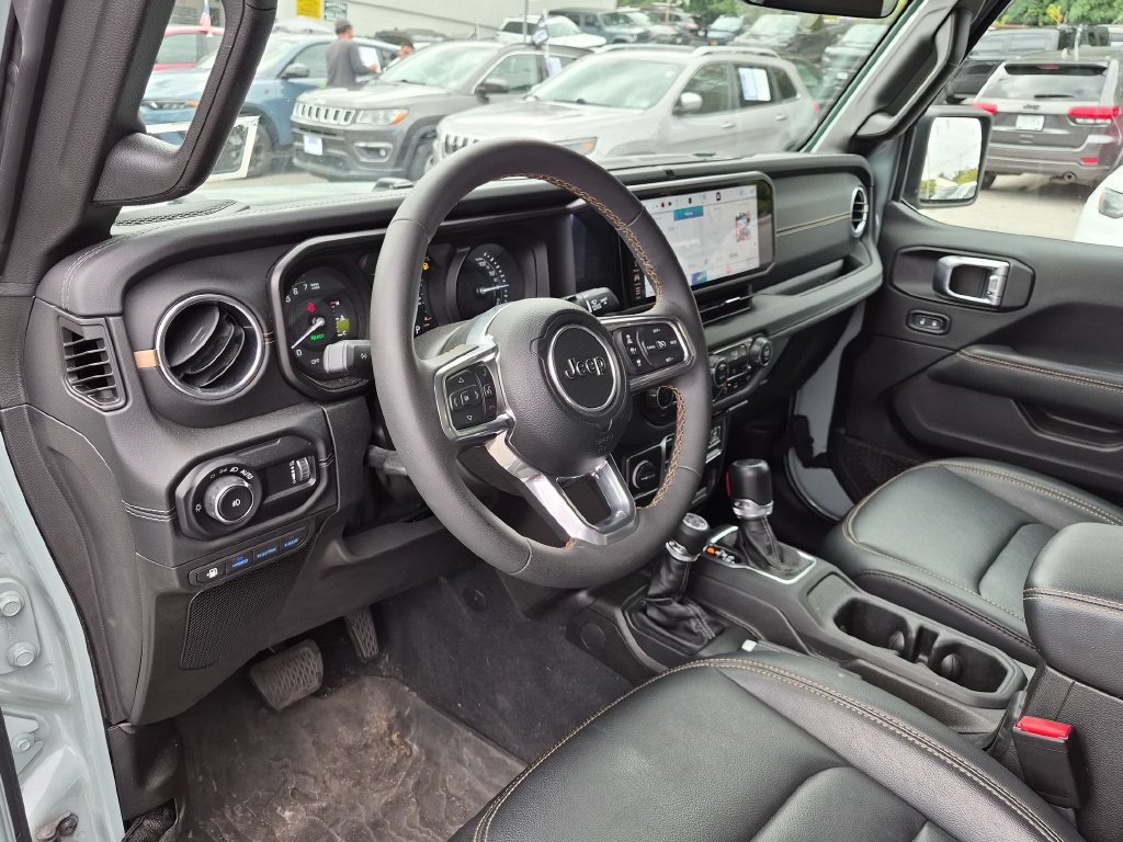 Used 2024 Jeep Wrangler Unlimited Sahara w/ Technology Group AWD/4WD image 12
