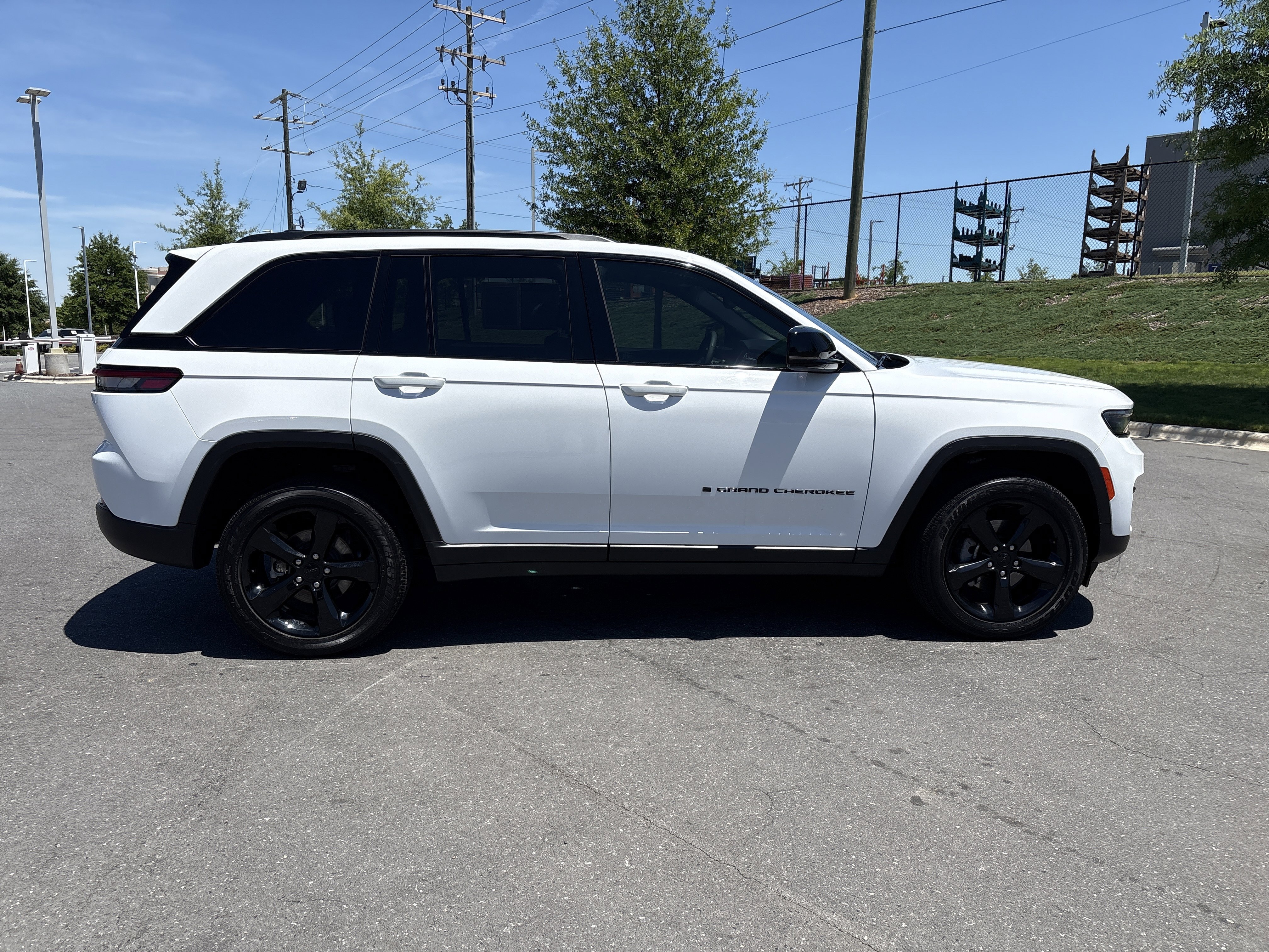 Certified 2024 Jeep Grand Cherokee Altitude AWD/4WD image 10