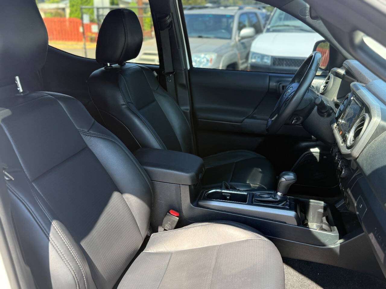 Used 2019 Toyota Tacoma TRD Sport w/ TRD Premium Sport Package AWD/4WD image 31