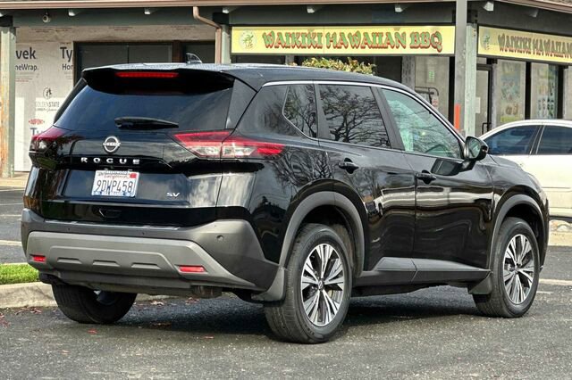 Used 2022 Nissan Rogue SV image 3