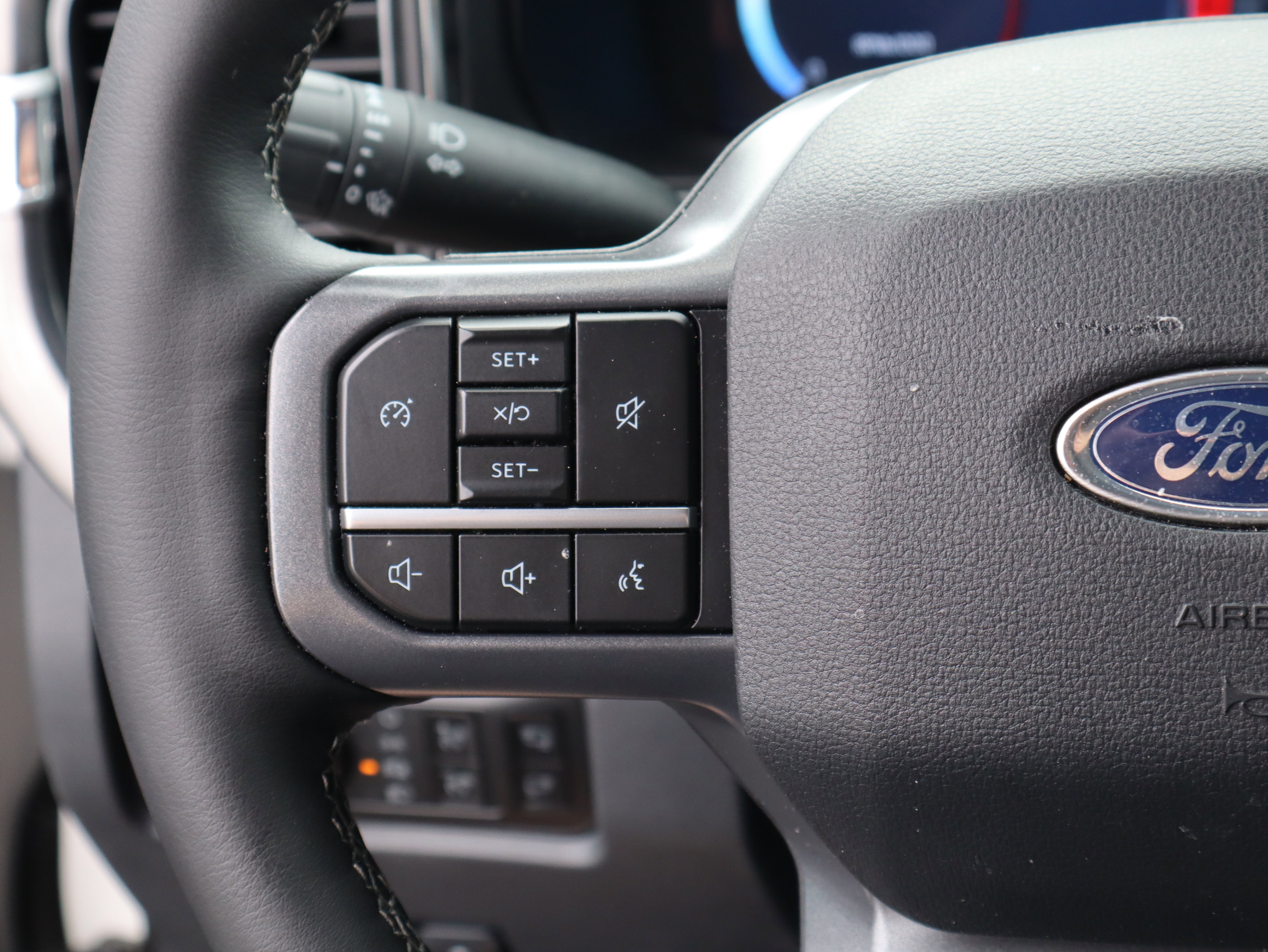 Used 2025 Ford F350 Lariat w/ Black Appearance Package image 25