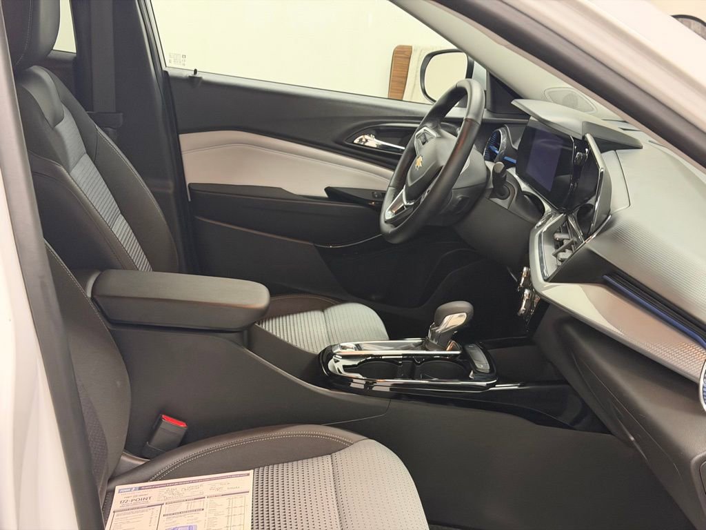 Certified 2025 Chevrolet Trax LT w/ LT Convenience Package image 24