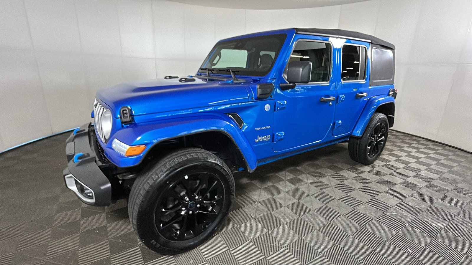 Used 2024 Jeep Wrangler Unlimited Sahara w/ Technology Group AWD/4WD image 8