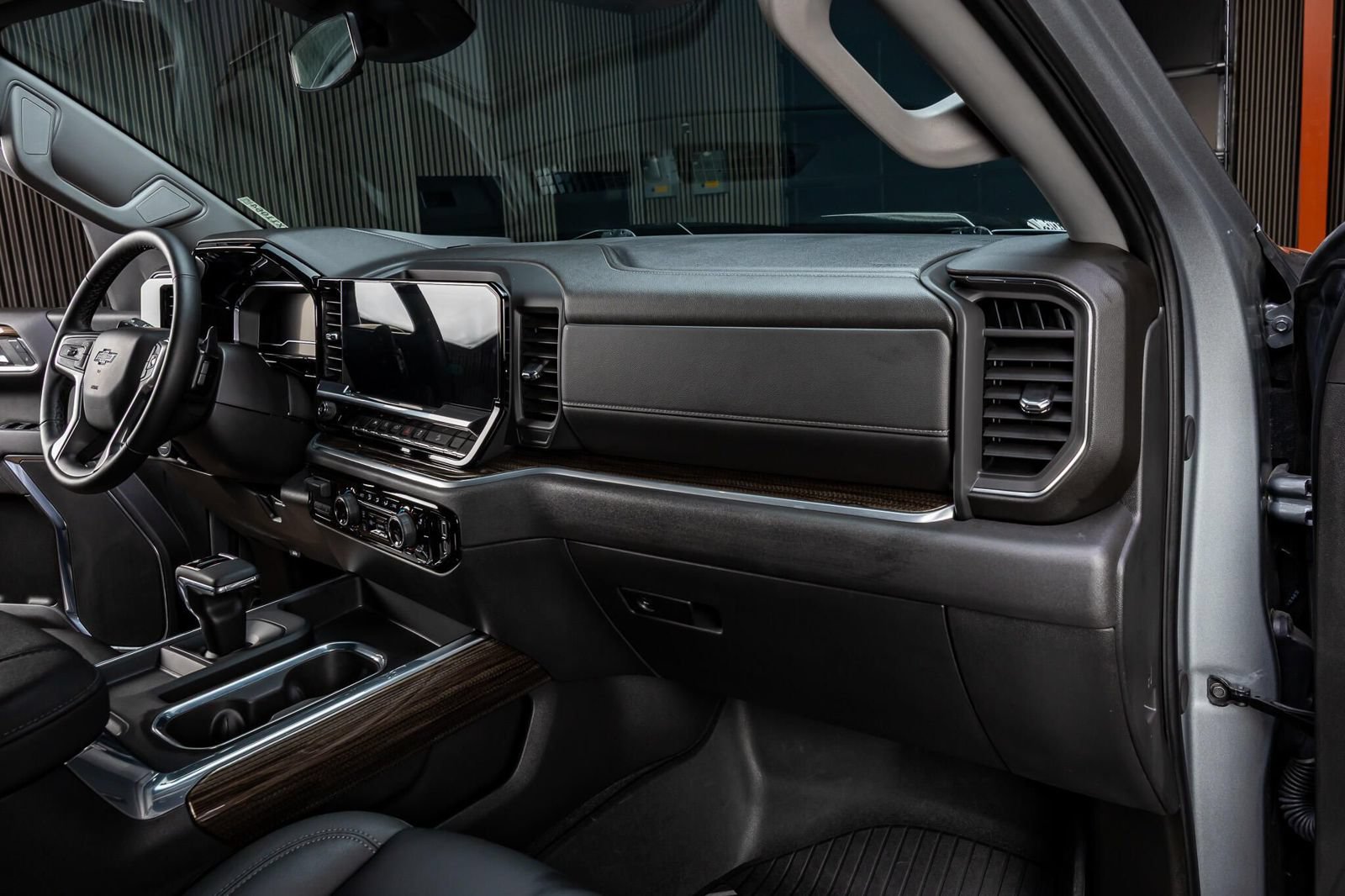 Used 2025 Chevrolet Silverado 1500 LT Trail Boss w/ Convenience Package II AWD/4WD image 16