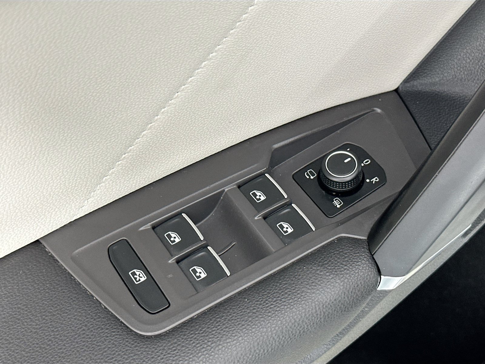 Used 2018 Volkswagen Tiguan SEL Premium FWD image 17