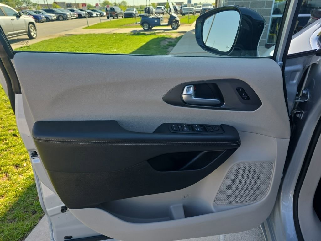 Used 2024 Chrysler Pacifica Touring-L FWD image 9