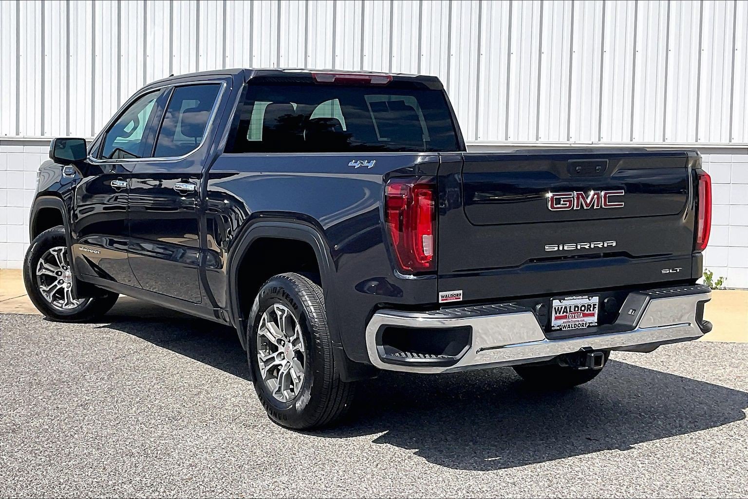 Used 2025 GMC Sierra 1500 SLT AWD/4WD image 15