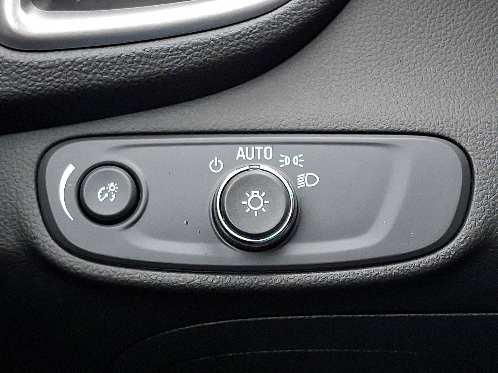 Used 2022 Chevrolet Trax LT w/ LT Convenience Package image 25