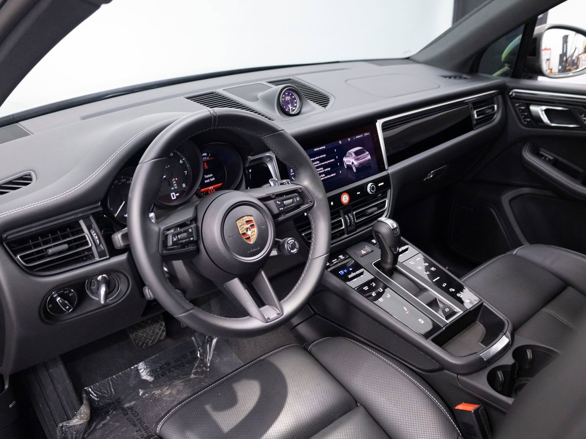 Certified 2025 Porsche Macan Turbo image 4
