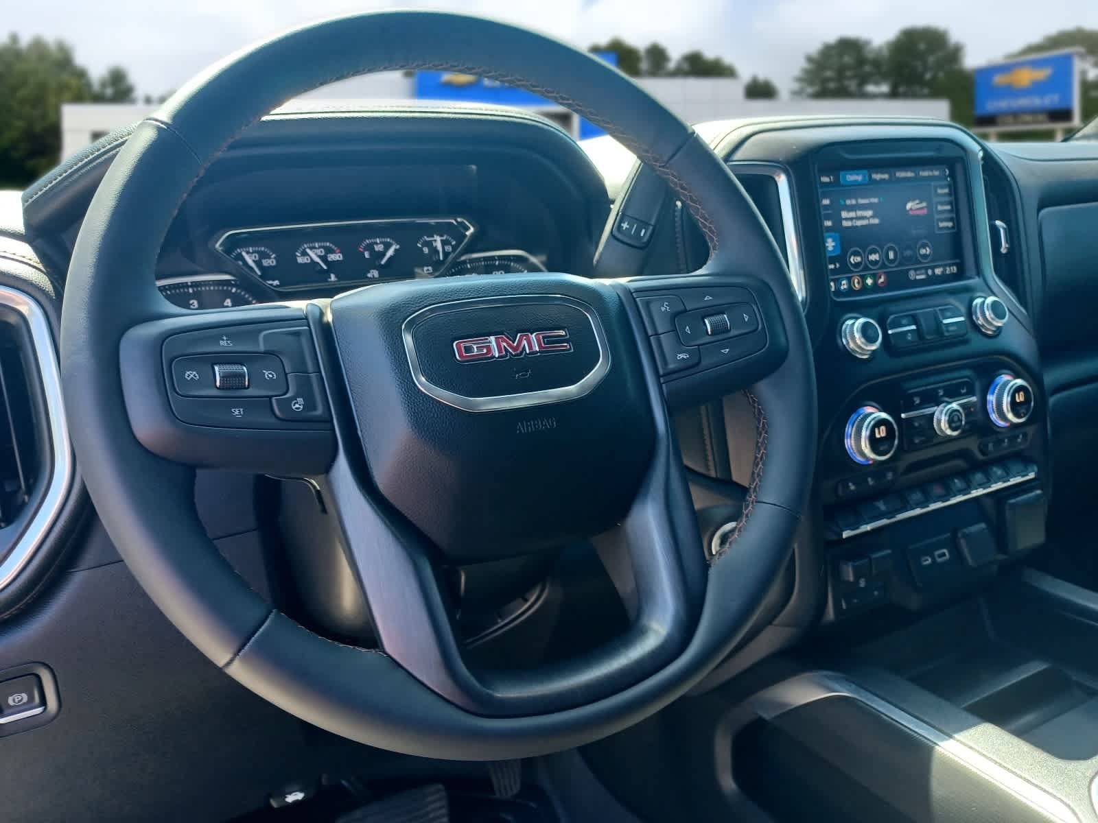 Used 2023 GMC Sierra 2500 AT4 AWD/4WD image 9