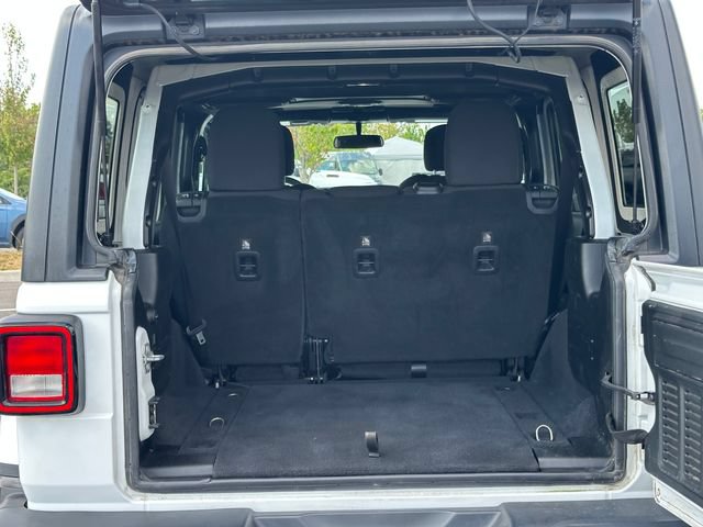 Used 2018 Jeep Wrangler Unlimited Sahara AWD/4WD image 17