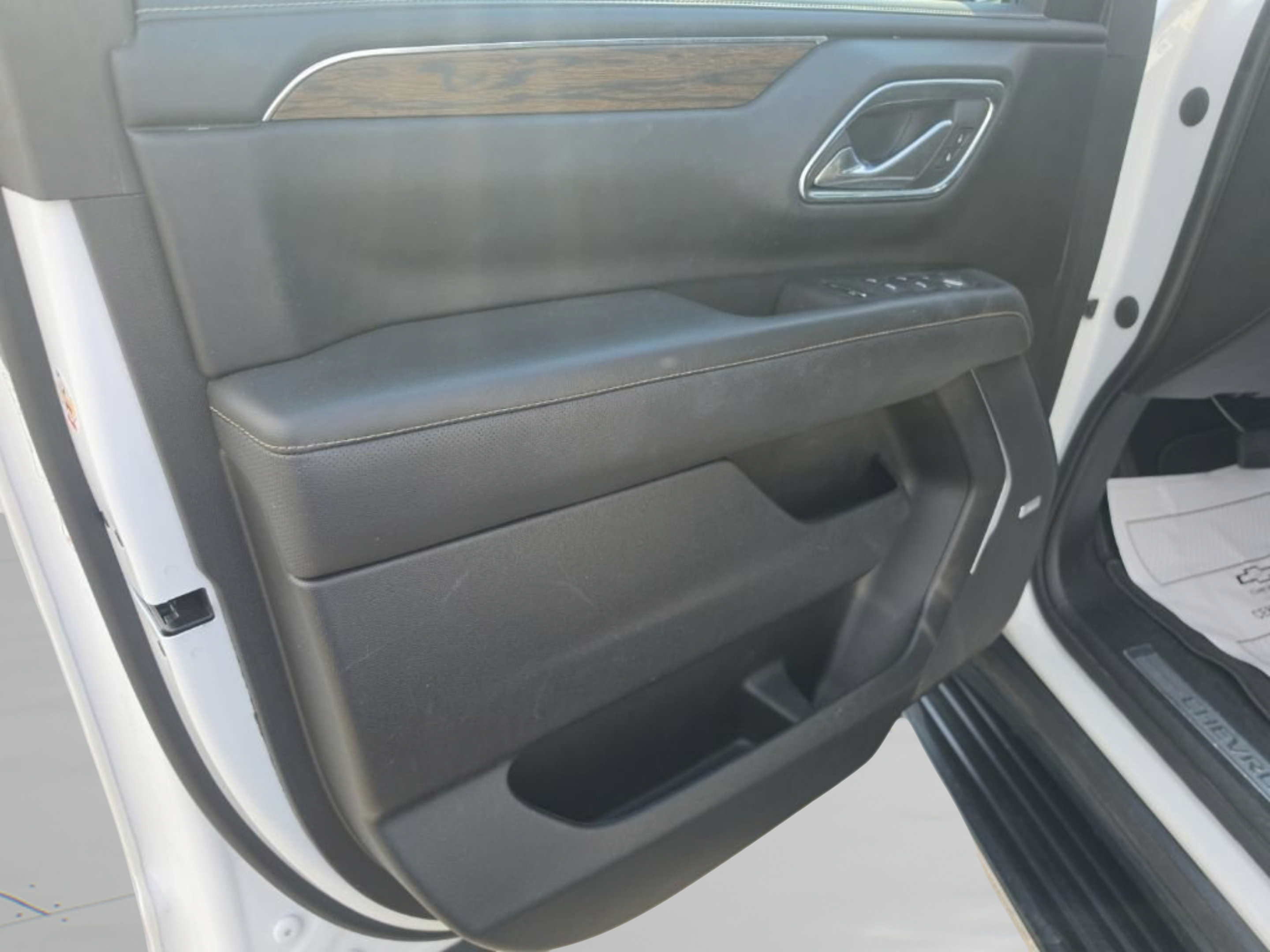 Used 2023 Chevrolet Suburban Premier AWD/4WD image 18