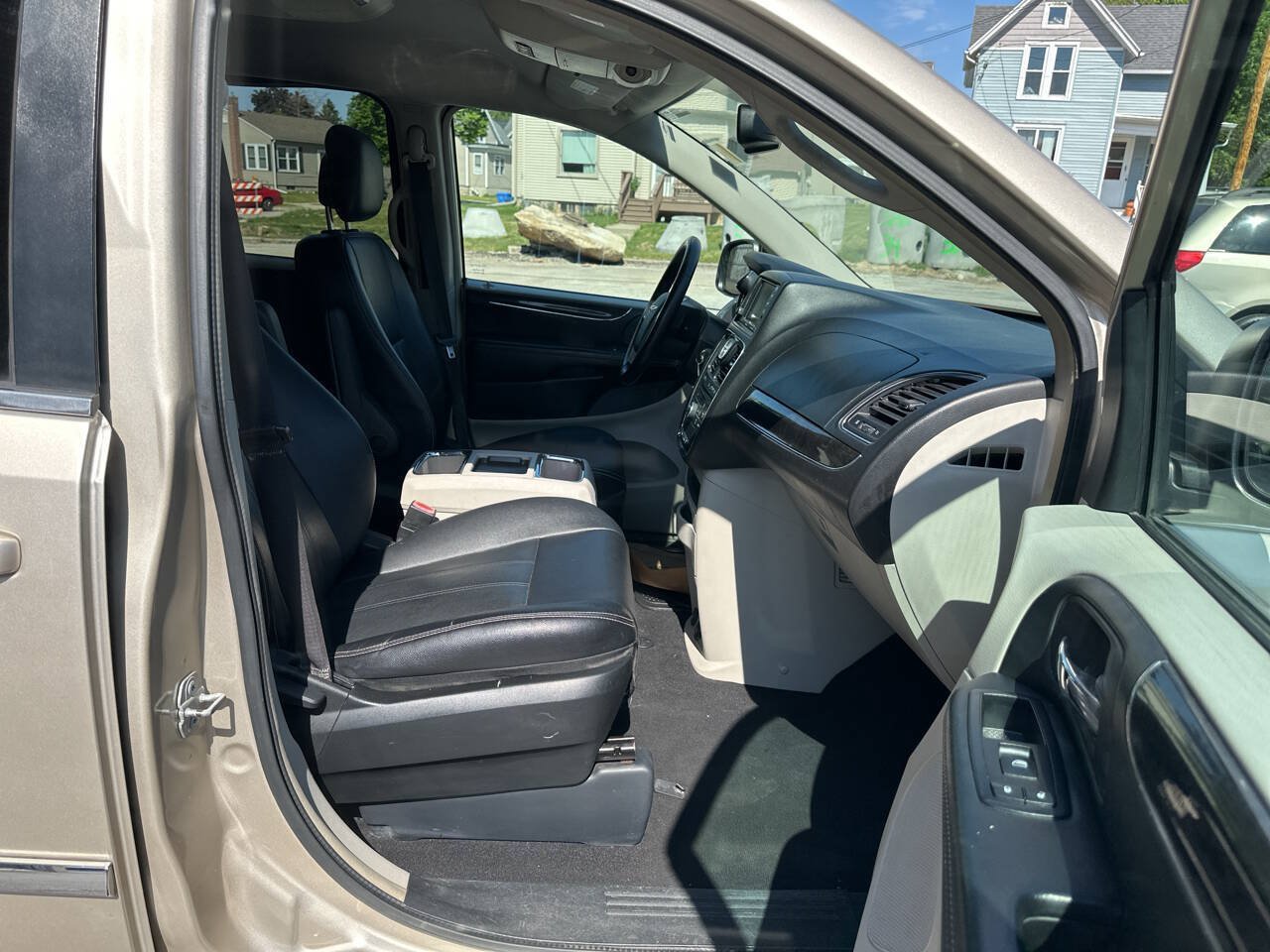 Used 2015 Chrysler Town & Country Touring FWD image 13
