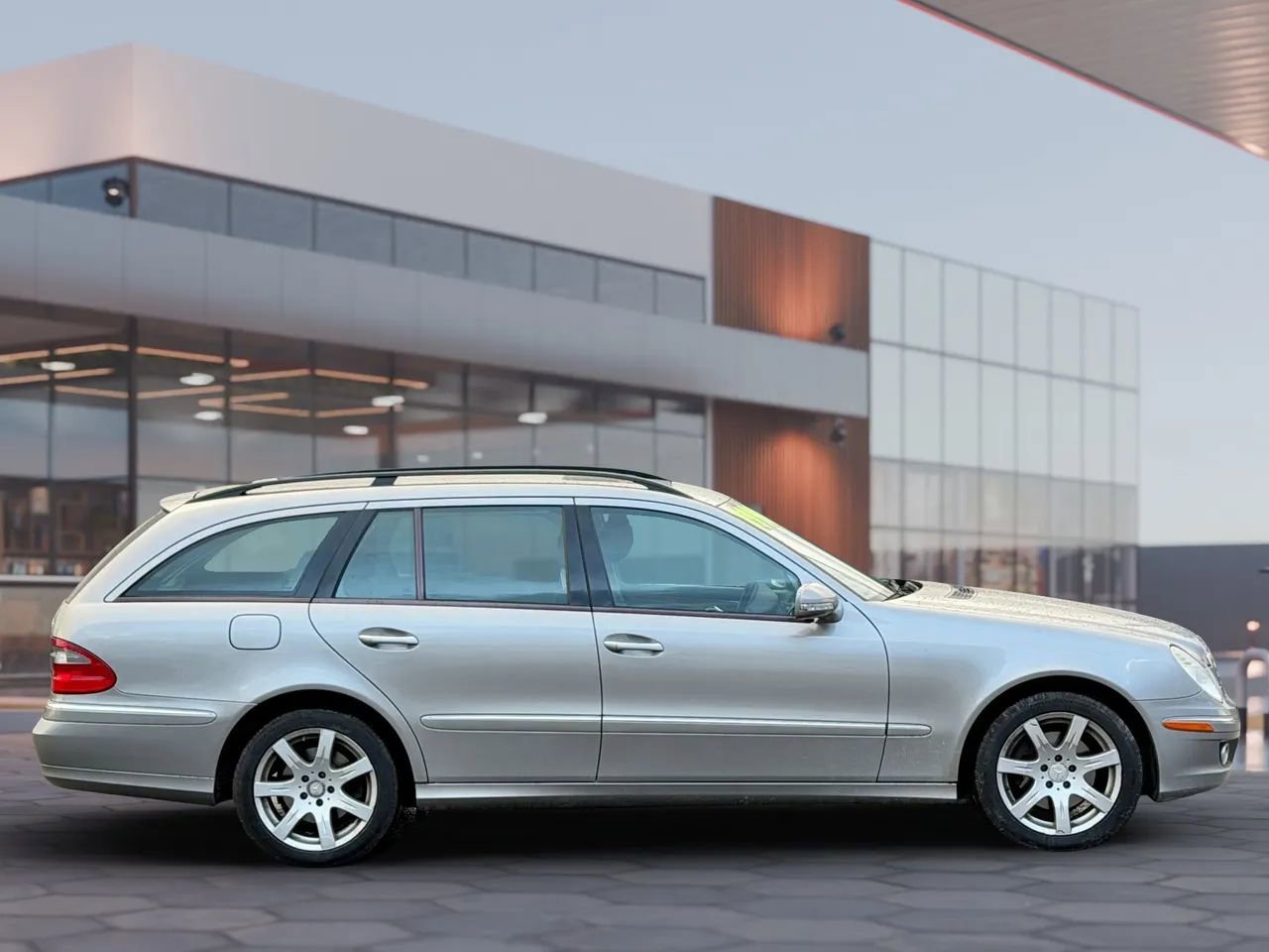 Used 2008 Mercedes-Benz E 350 E 350 4MATIC Wagon 4D image 12