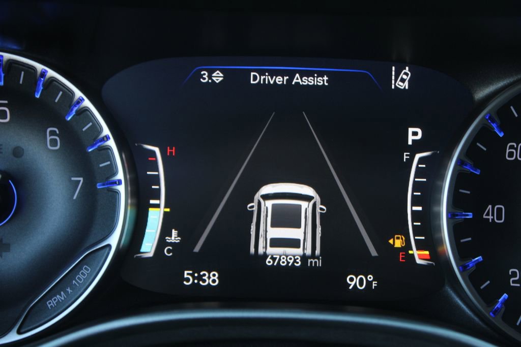Used 2023 Chrysler Pacifica Touring-L FWD image 10