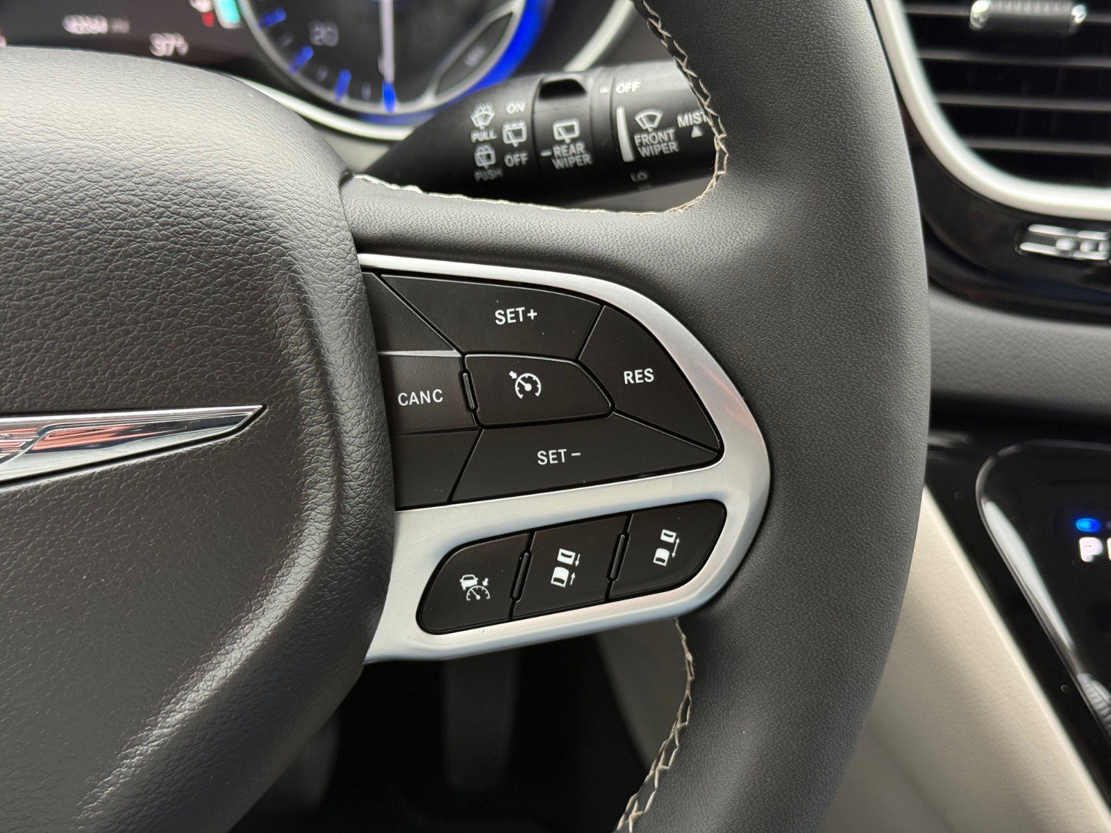 Used 2024 Chrysler Pacifica Touring-L image 21