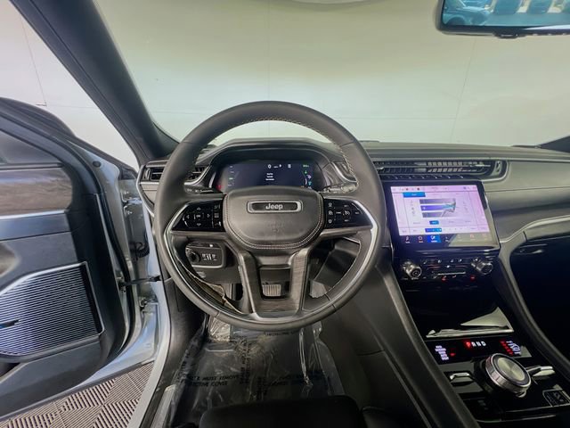 Used 2022 Jeep Grand Cherokee Overland w/ Luxury Tech Group IV AWD/4WD image 14
