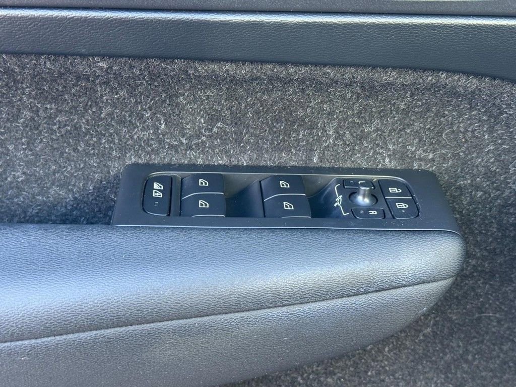 Used 2020 Volvo XC40 T5 R-Design w/ Protection Package Premier image 24