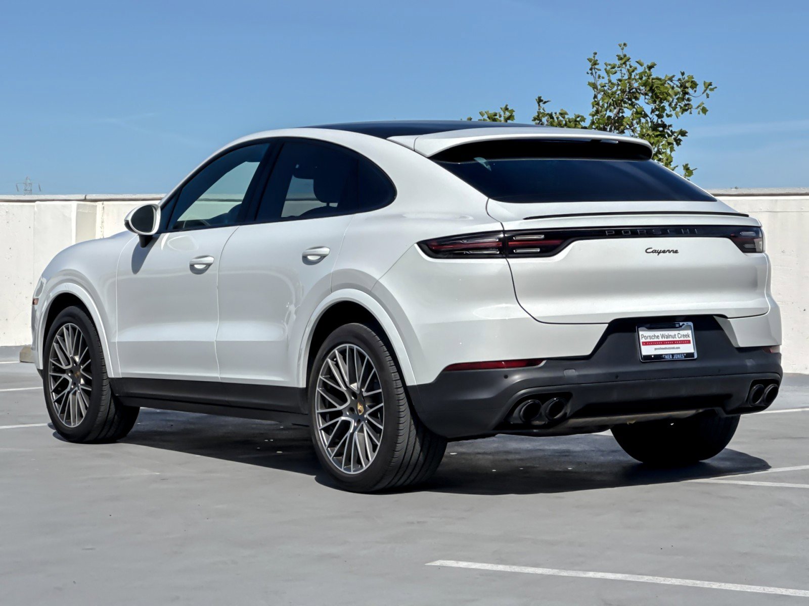 Used 2022 Porsche Cayenne Platinum Edition image 3