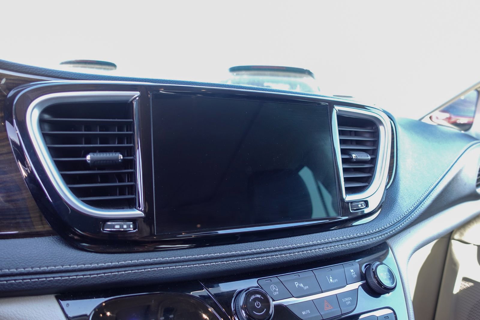 Used 2023 Chrysler Pacifica Limited FWD image 19