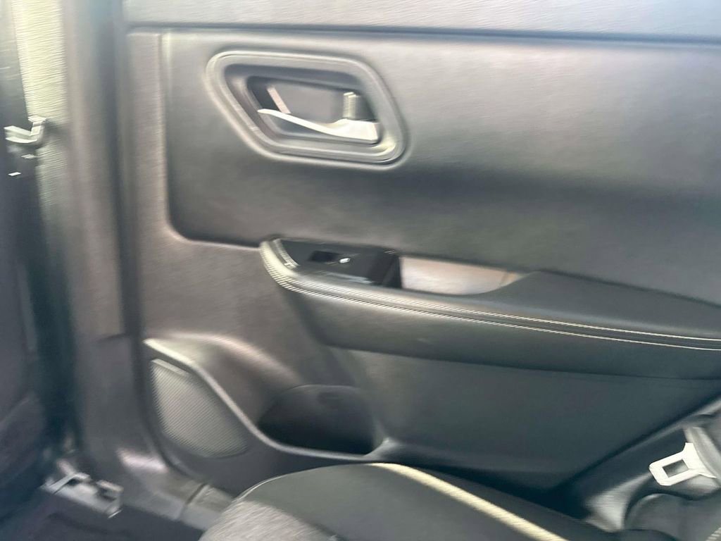 Used 2024 Nissan Rogue SV image 11