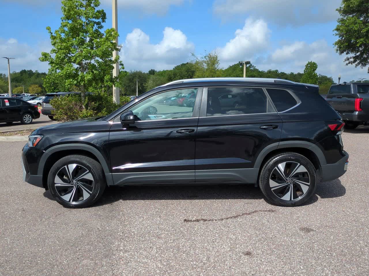 Used 2025 Volkswagen Taos SE AWD/4WD image 3