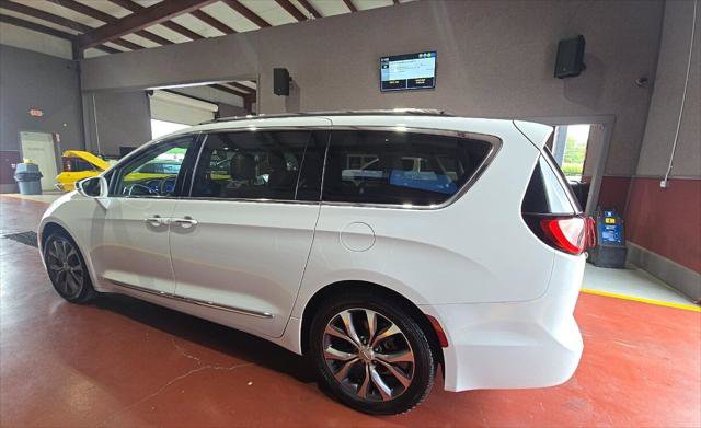 Used 2017 Chrysler Pacifica Limited w/ Tire & Wheel Group FWD image 4