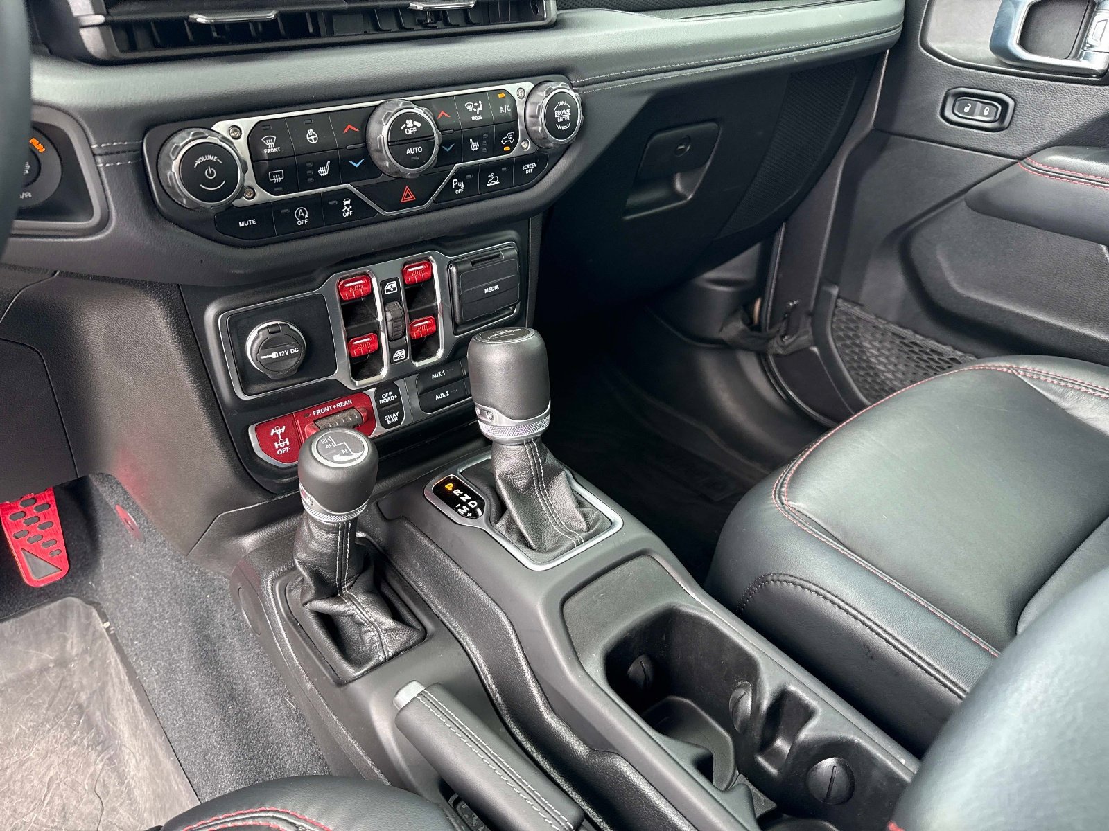 Used 2024 Jeep Gladiator Rubicon w/ Technology Group AWD/4WD image 26