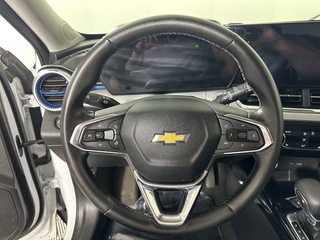 Used 2025 Chevrolet Trax LT w/ LT Convenience Package FWD image 18