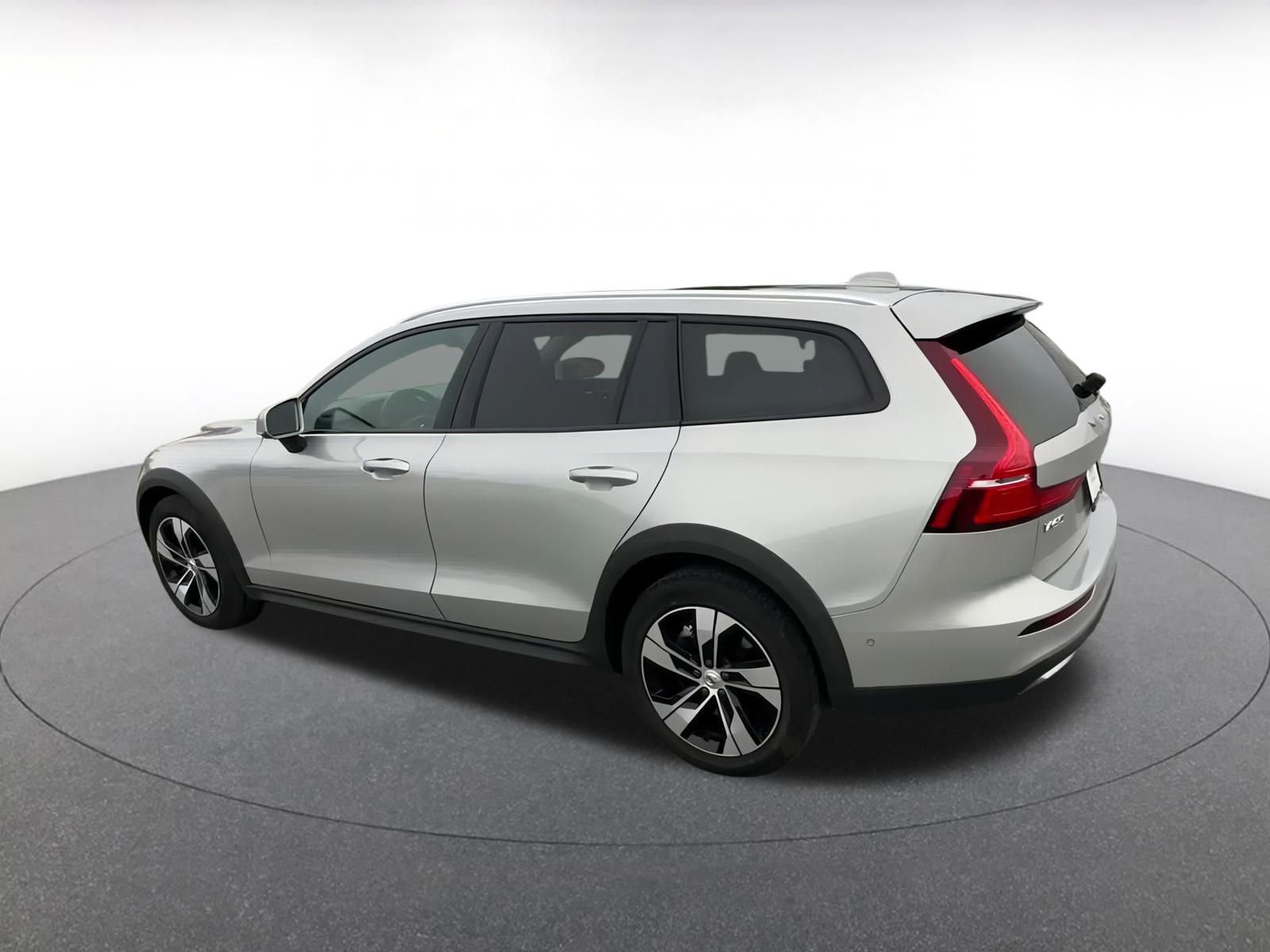 Used 2025 Volvo V60 B5 Cross Country Plus image 10