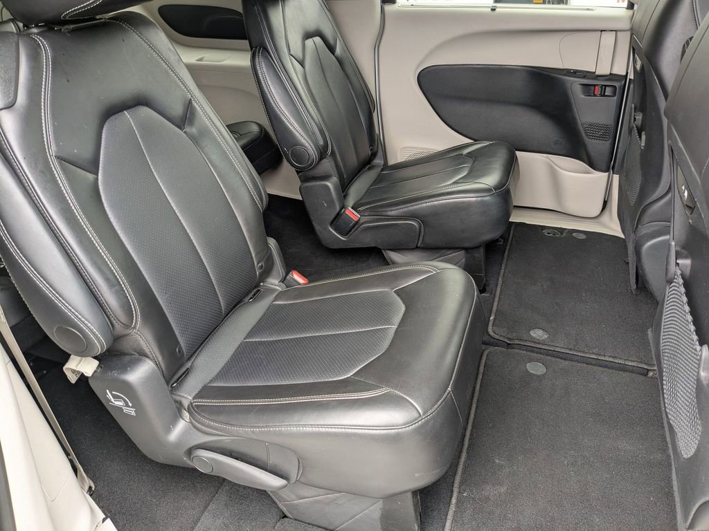 Used 2024 Chrysler Pacifica Touring-L image 30