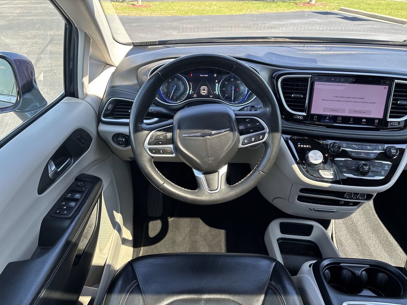 Used 2022 Chrysler Pacifica Touring-L AWD/4WD image 15