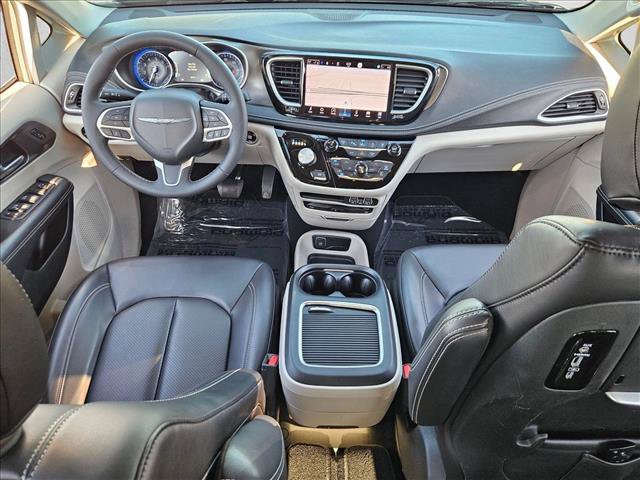 Used 2023 Chrysler Pacifica Touring-L w/ Uconnect Theater Family Group AWD/4WD image 19
