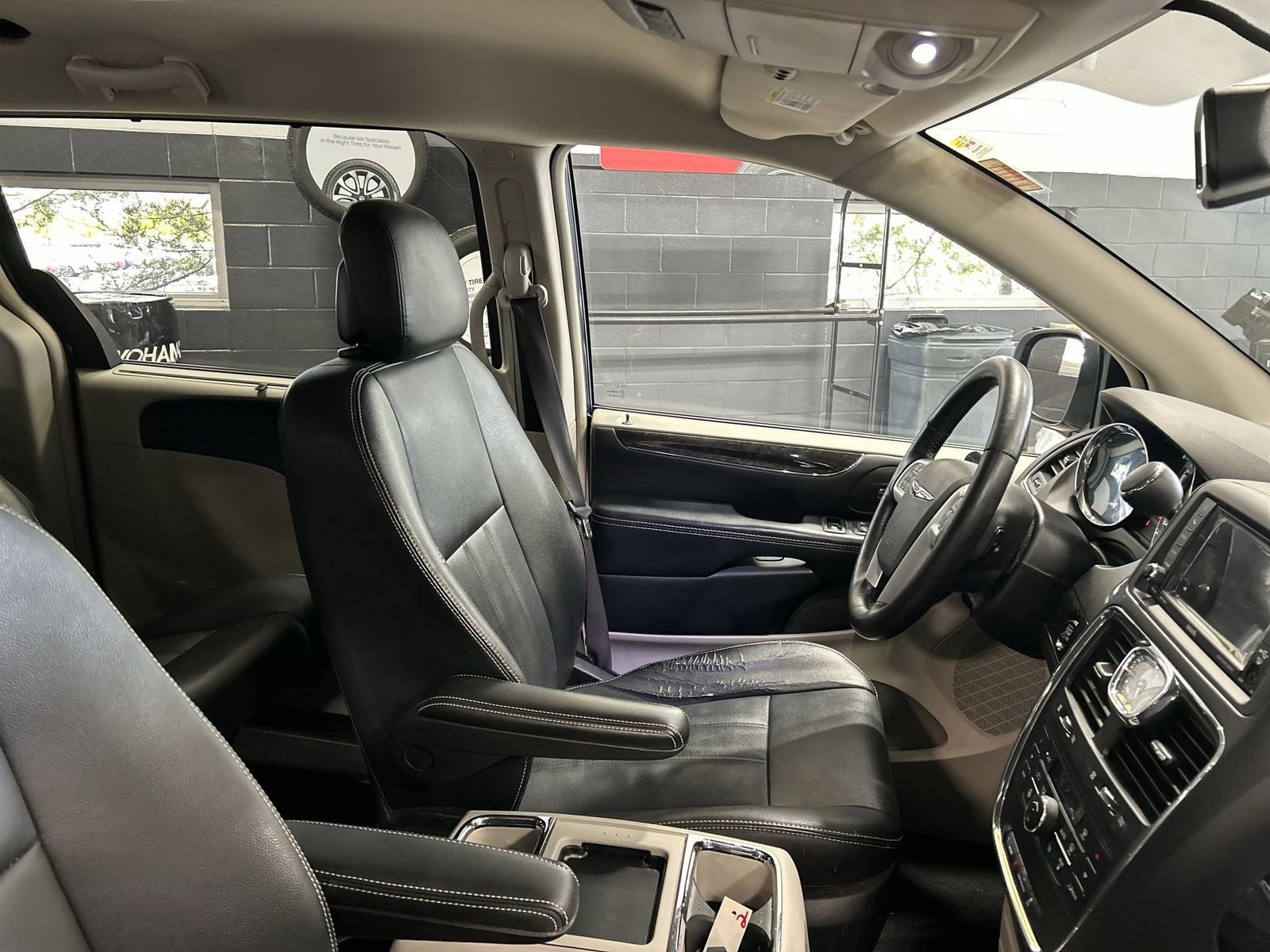 Used 2016 Chrysler Town & Country Touring w/ Driver Convenience Group FWD image 8