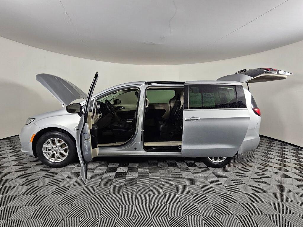 Used 2023 Chrysler Pacifica Touring-L image 16