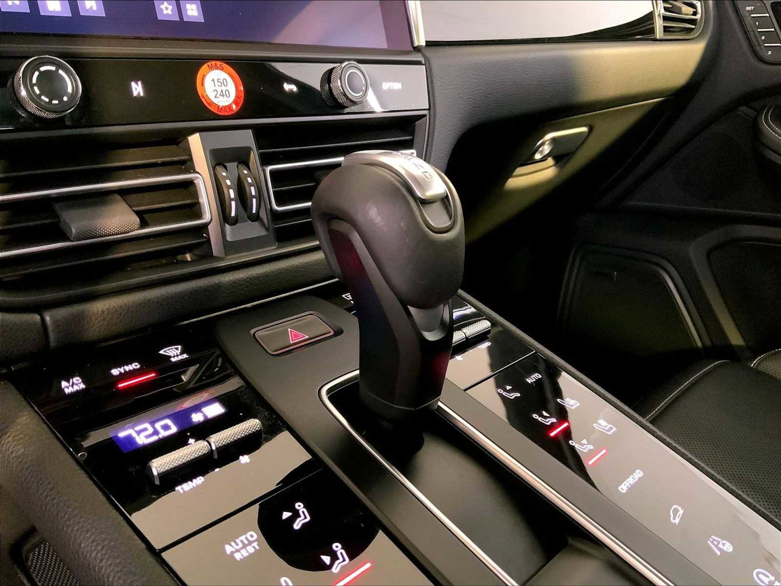 Certified 2024 Porsche Macan image 17