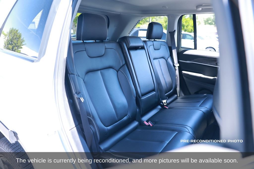 Used 2024 Jeep Grand Cherokee Limited w/ Black Appearance Package image 13