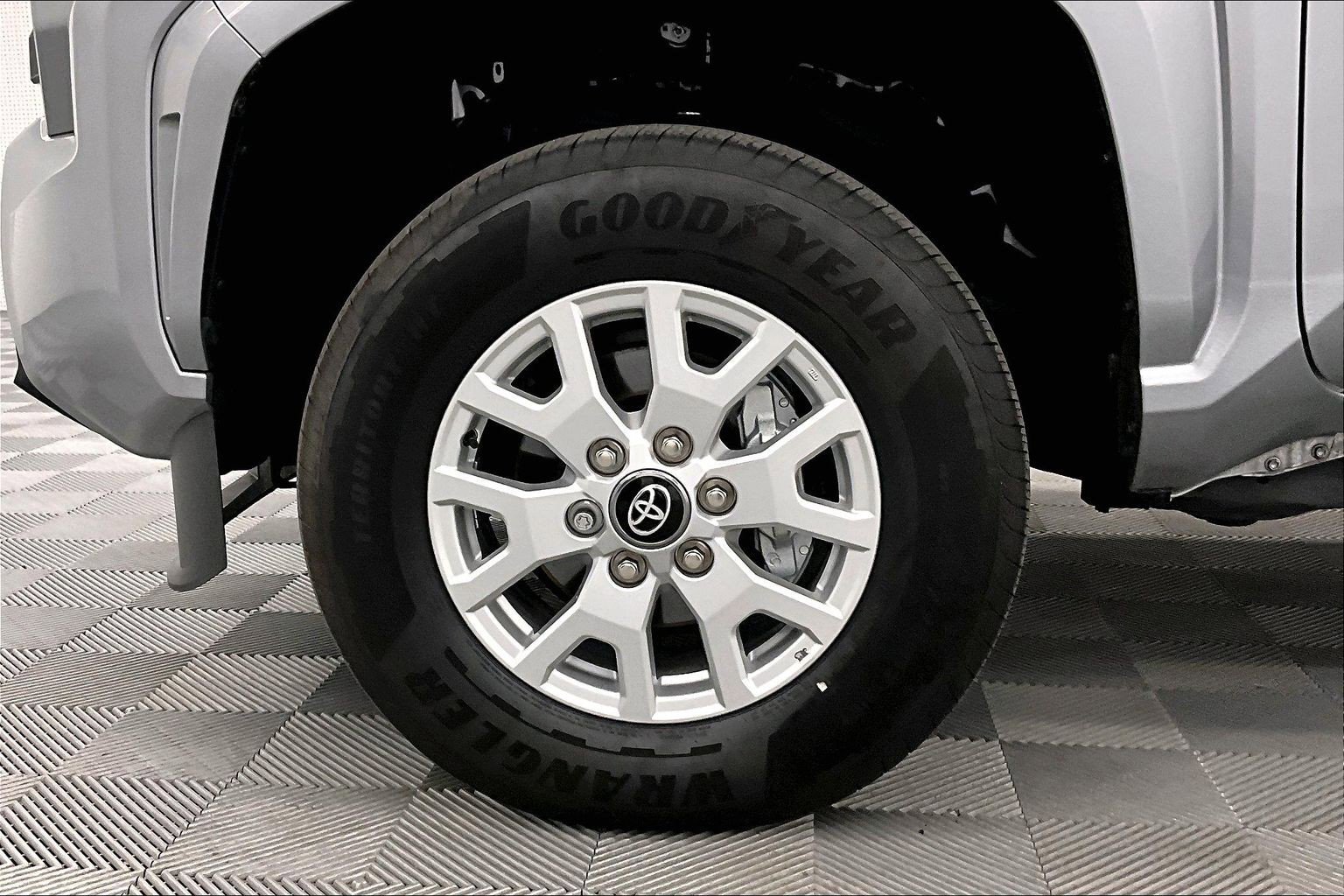 Used 2025 Toyota Tacoma SR5 AWD/4WD image 10