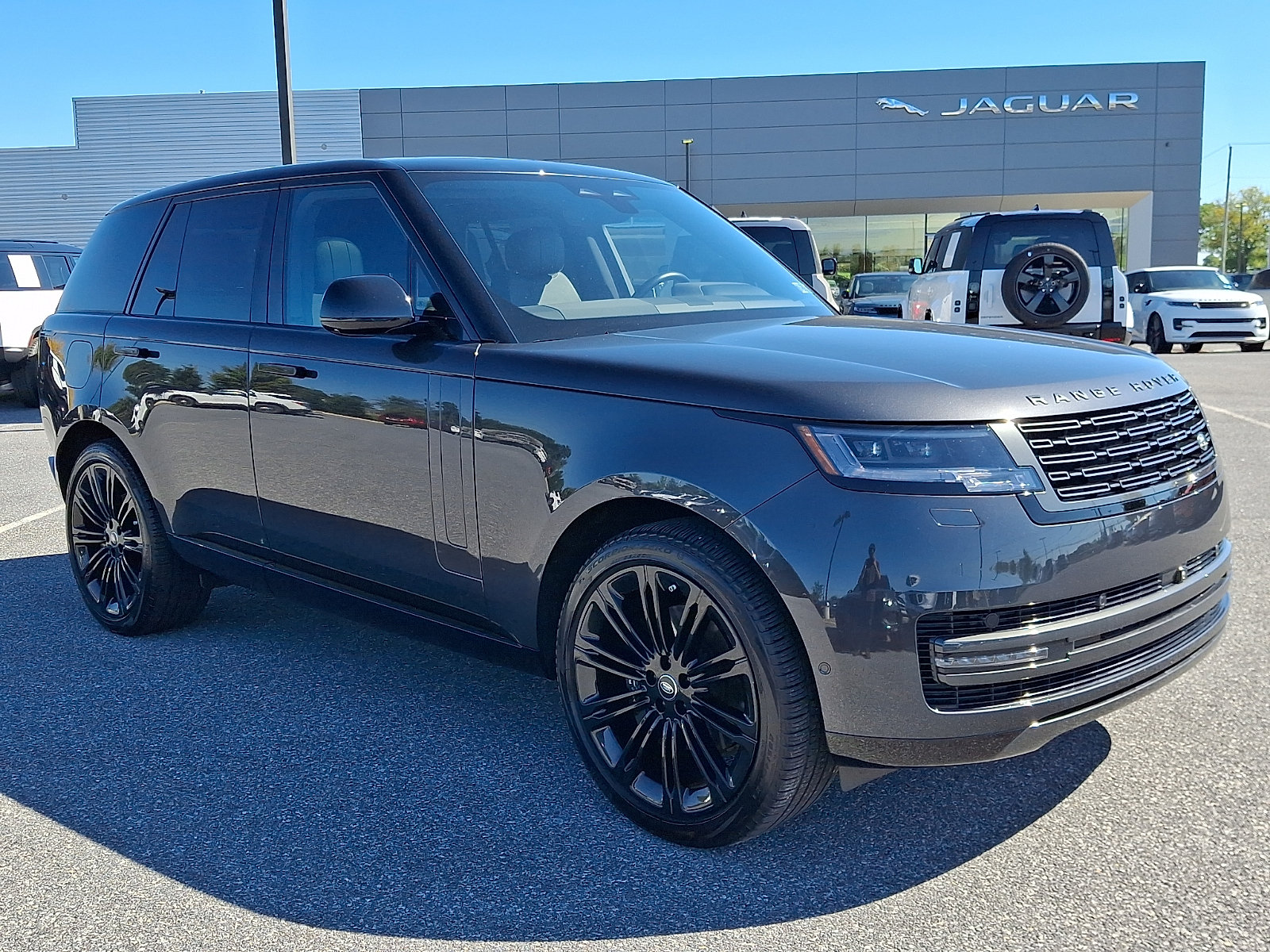 Used 2025 Land Rover Range Rover SE AWD/4WD image 6