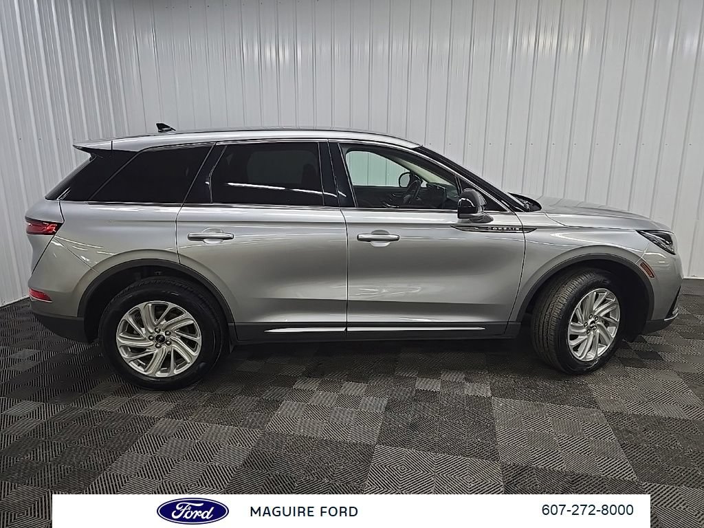 Used 2023 Lincoln Corsair AWD image 2