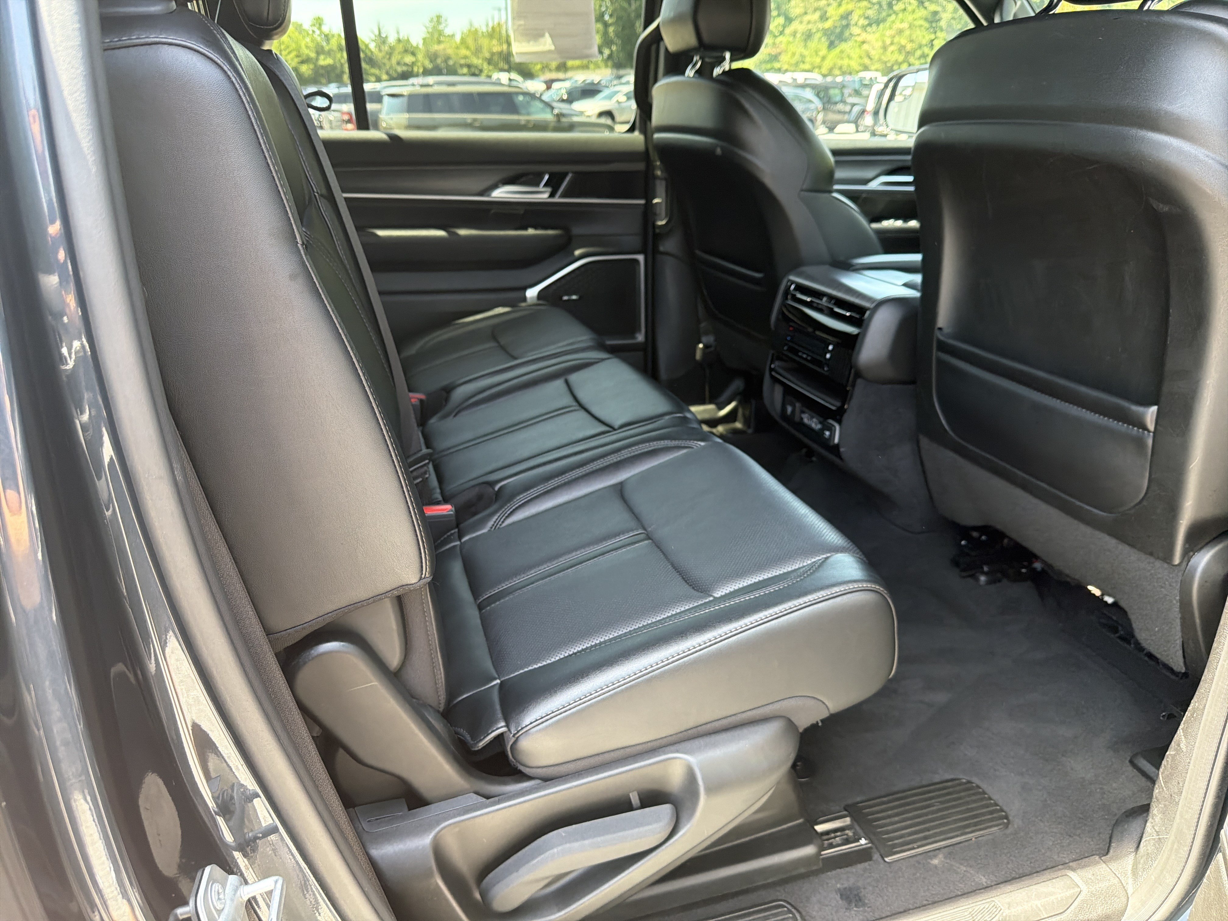 Used 2024 Jeep Wagoneer L Series III w/ Flexible Seating Group AWD/4WD image 18