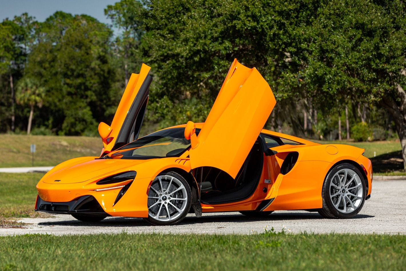 Used 2024 McLaren Artura RWD image 4