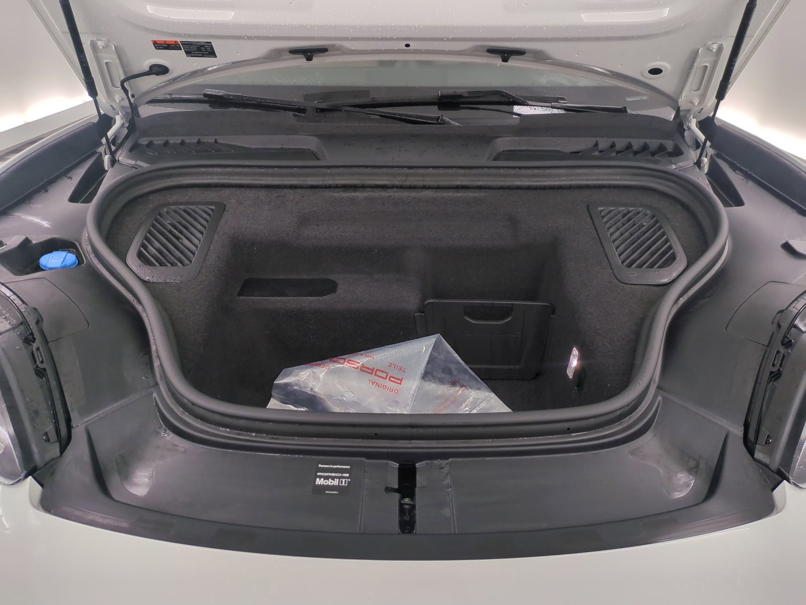 Certified 2025 Porsche Macan Electric RWD image 28