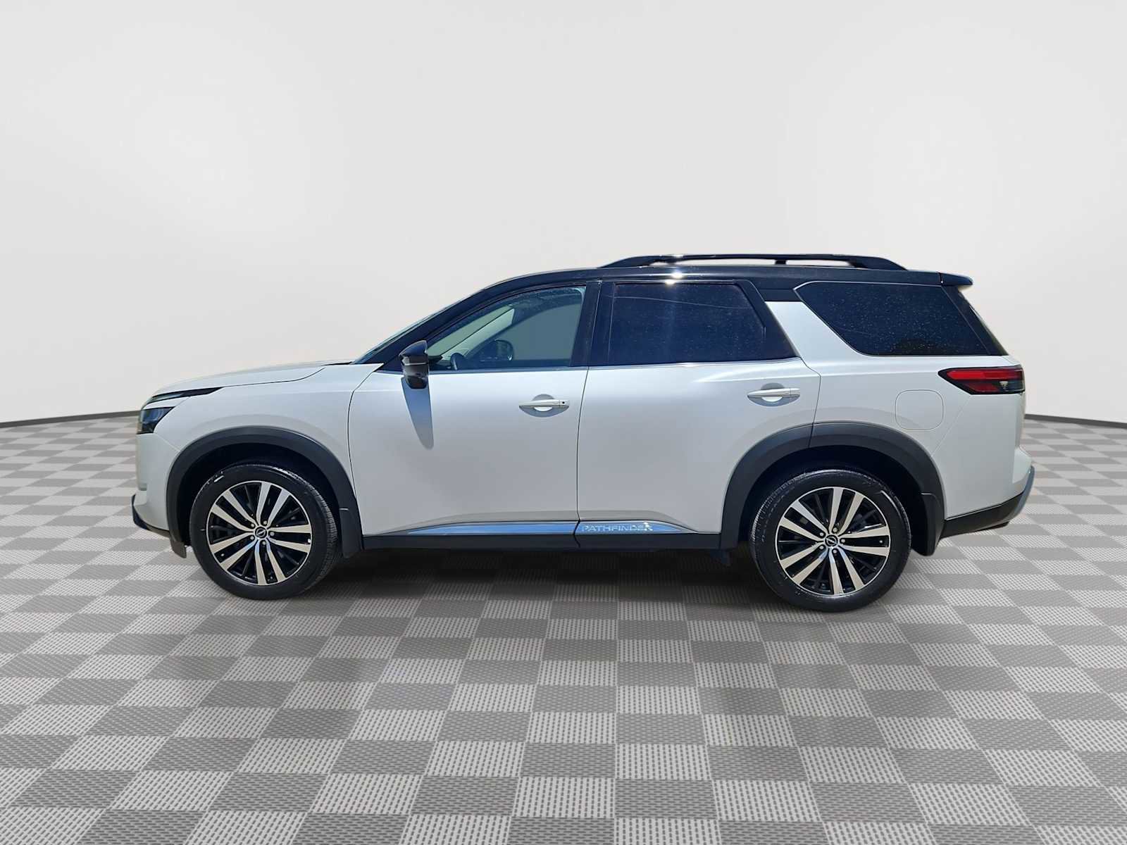 Used 2025 Nissan Pathfinder Platinum AWD/4WD image 9