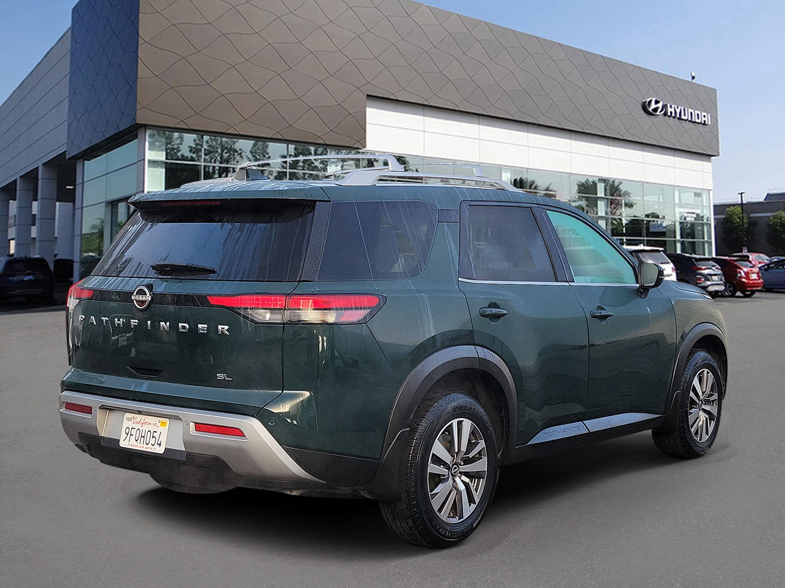 Used 2023 Nissan Pathfinder SL FWD image 2