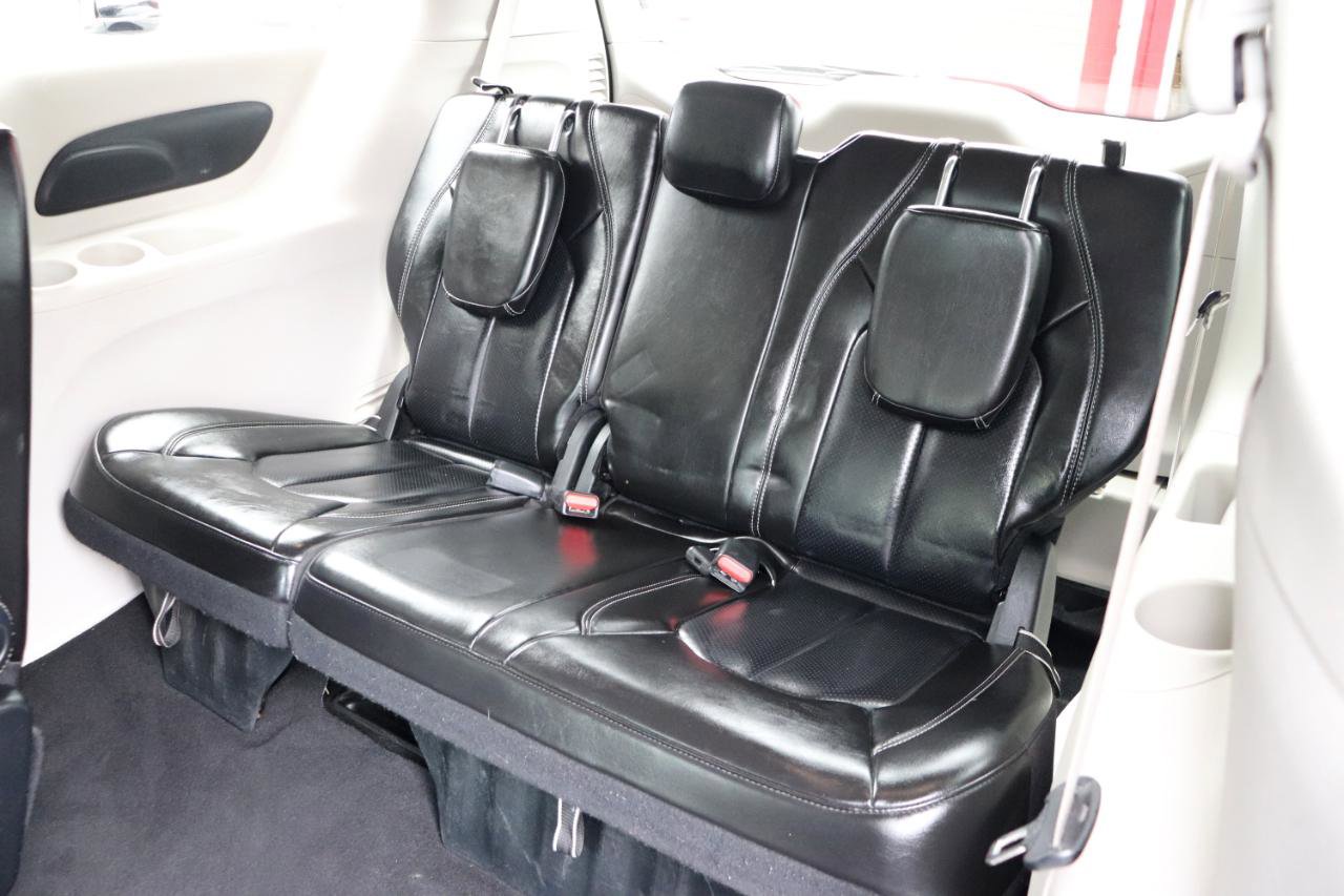 Used 2023 Chrysler Pacifica Touring-L image 13