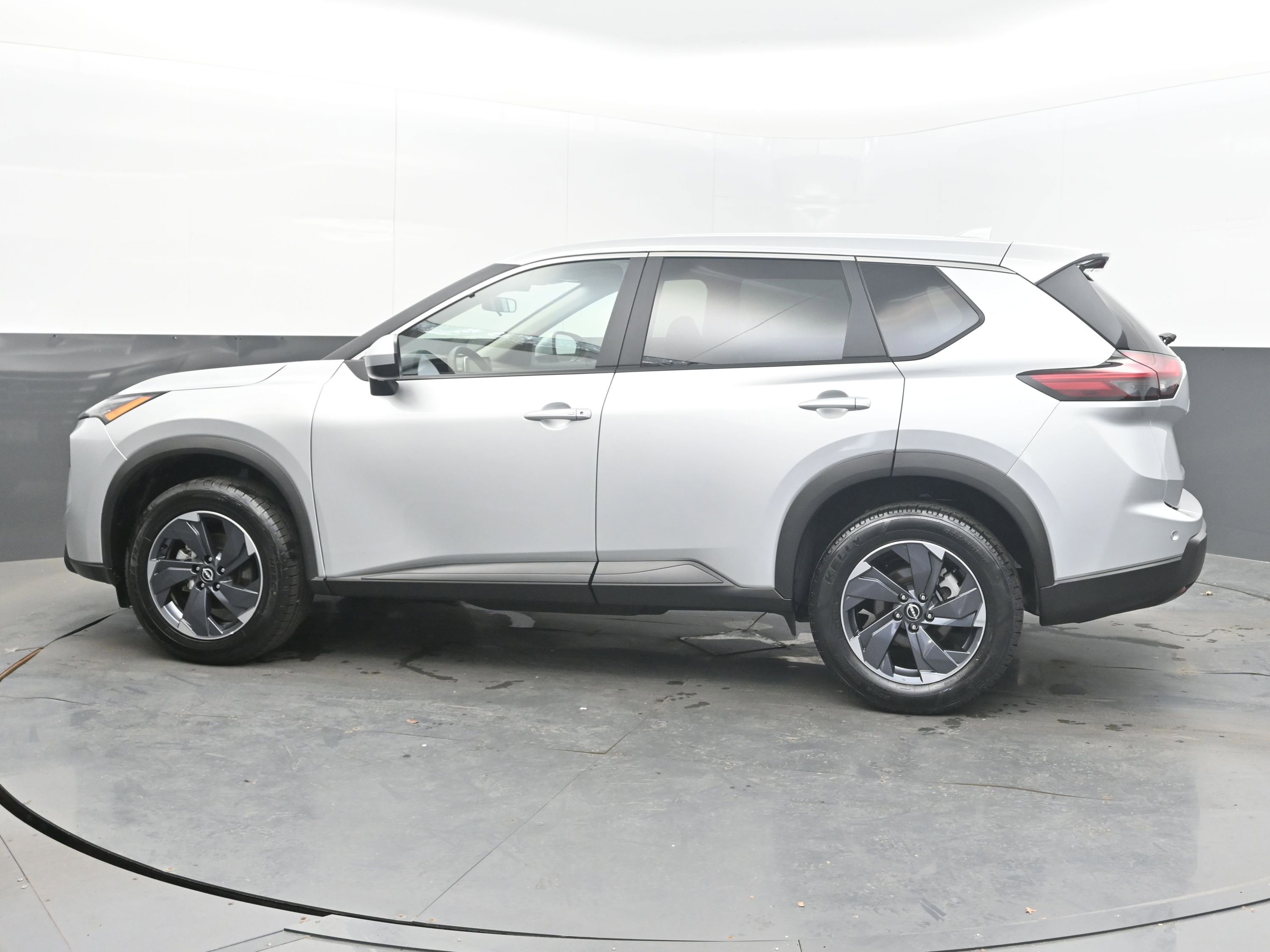 Used 2025 Nissan Rogue SV image 7
