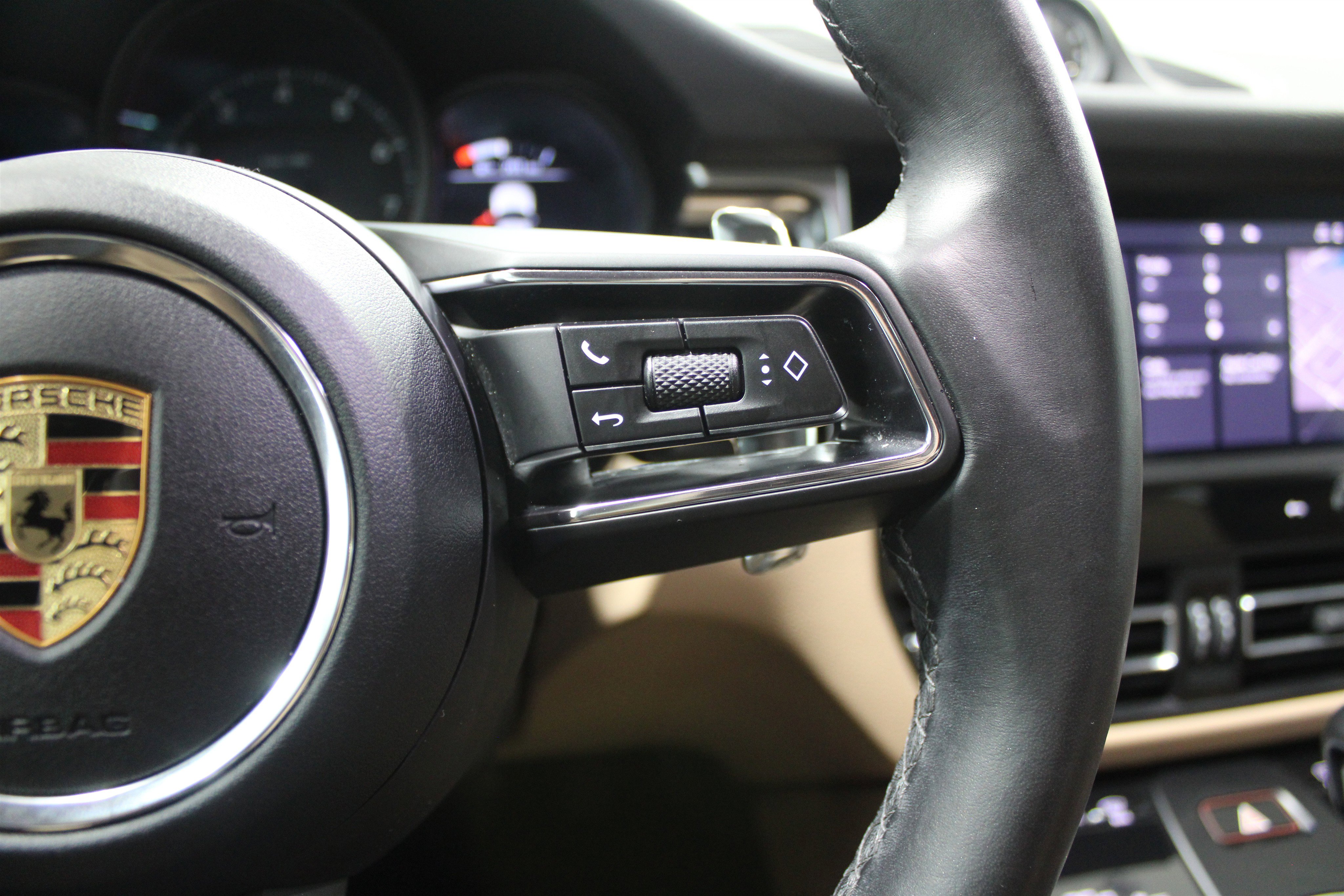 Used 2024 Porsche Macan Turbo image 11